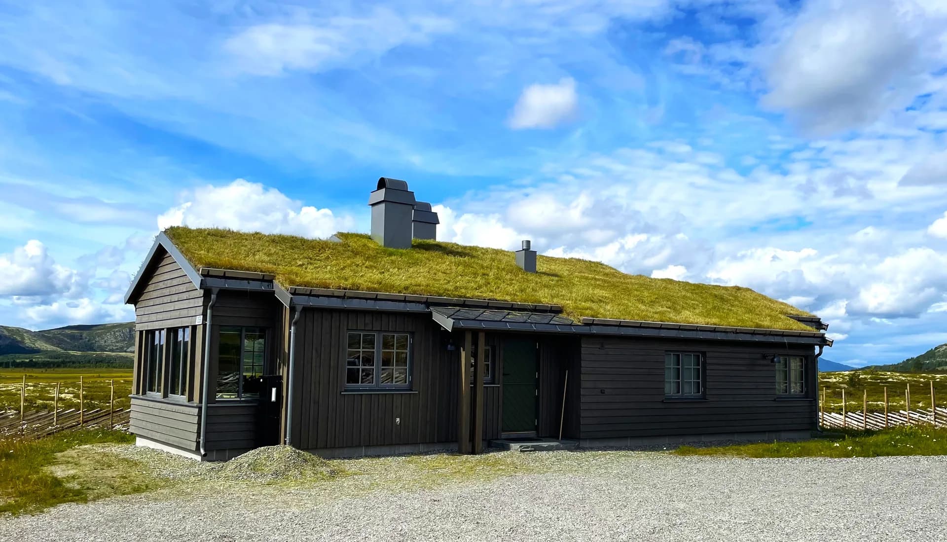 Velstelt torvtak på fjellhytte i Gudbrandsdalen